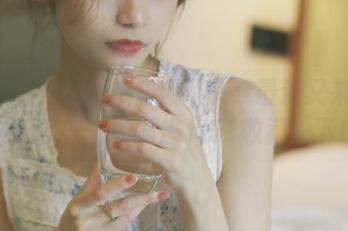 想知道墙头草最近又来吃什么瓜？快去呱呱爆料51收藏一下！